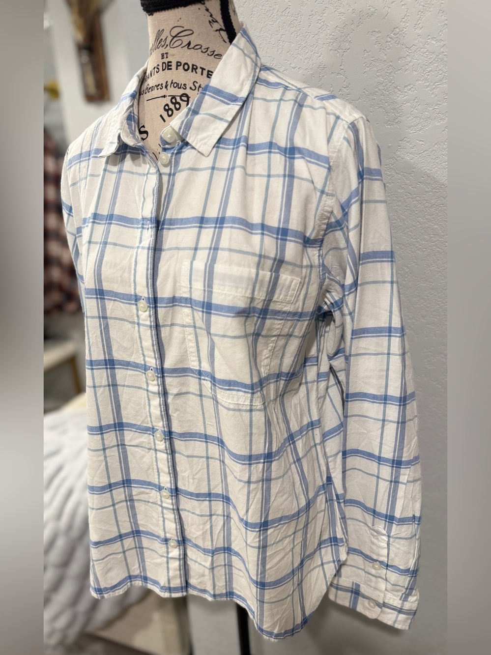 American Eagle Blue White Plaid Button Up Shirt Women’s Medium NWOT - Picture 3 of 7